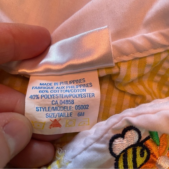 Vintage baby blouse Peter pan collar bumble bees & watering cans . - Picture 8 of 9